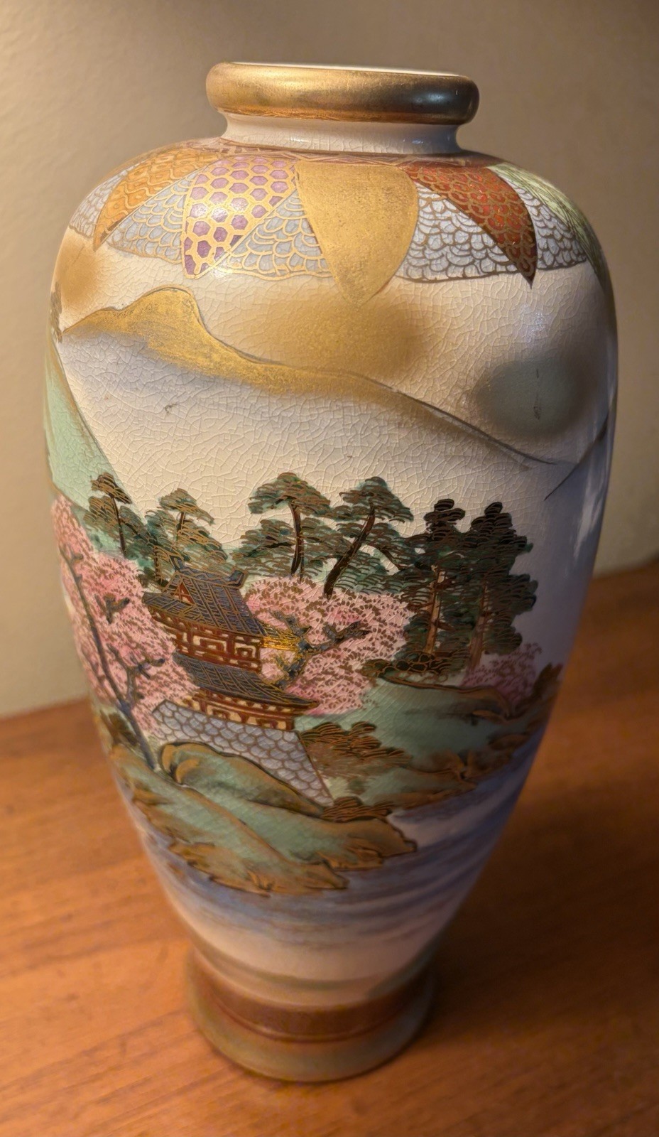 【掌におさまる山河の細密画】薩摩焼 細密金彩 山水人物文 花瓶 - 画像 (2)