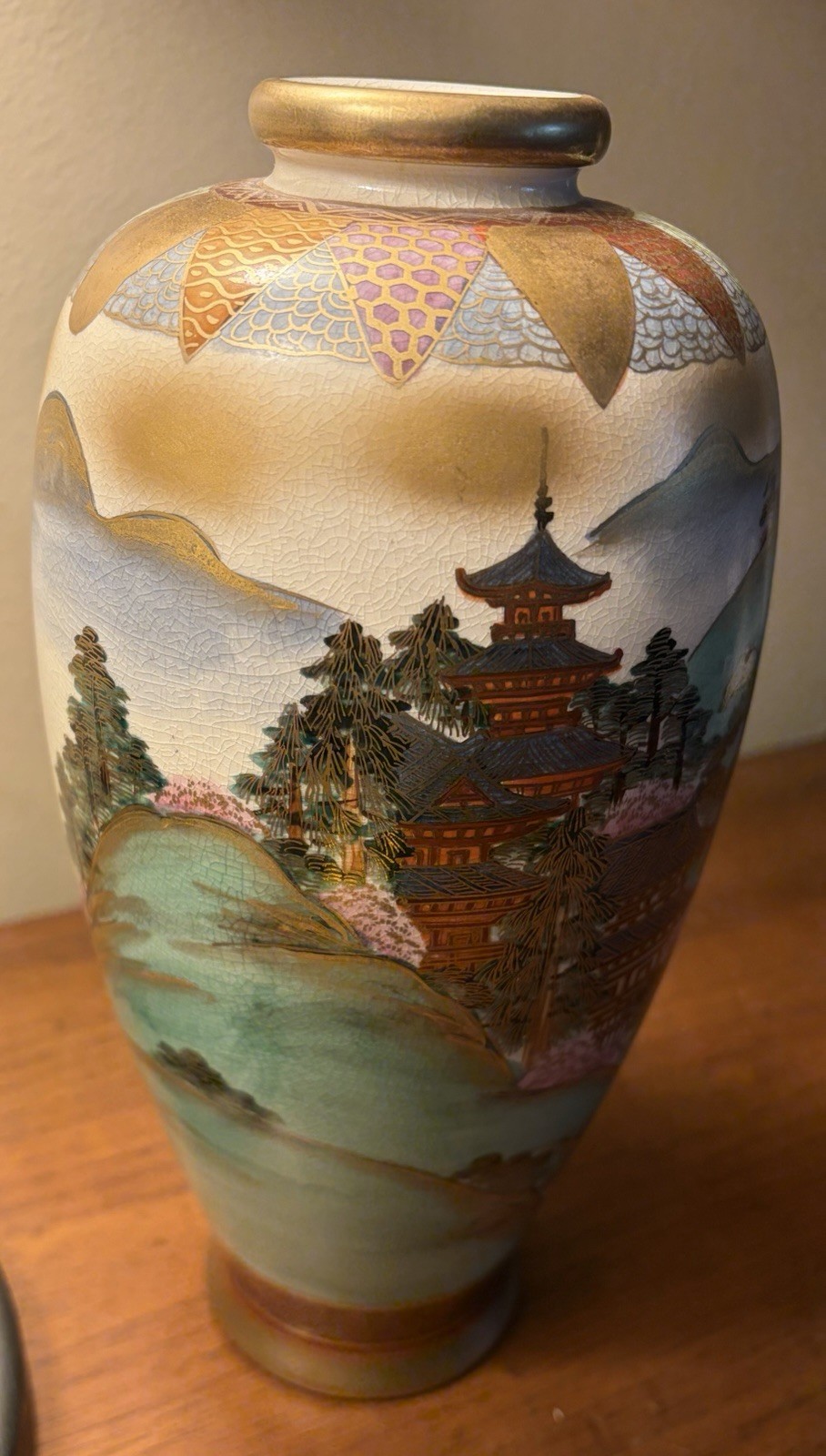 【掌におさまる山河の細密画】薩摩焼 細密金彩 山水人物文 花瓶 - 画像 (3)