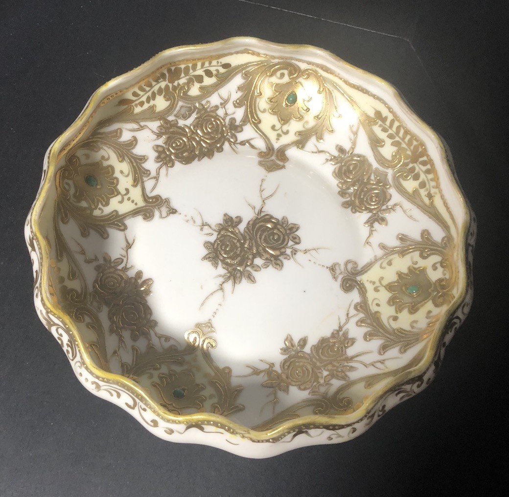 【白磁を駆ける金の唐草】オールドノリタケ 金彩 ビーディング 飾鉢 三足 - 画像 (2)