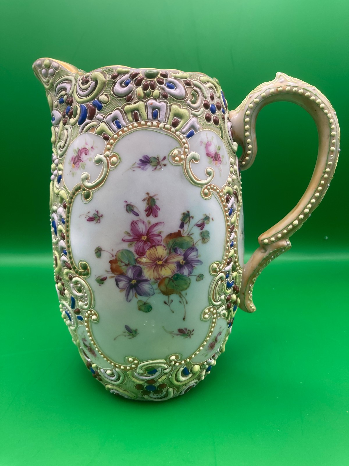 【緑の枠に咲く菫の花束】オールドノリタケ 盛上 ジュエル装飾 花文 水差 - 画像 (2)
