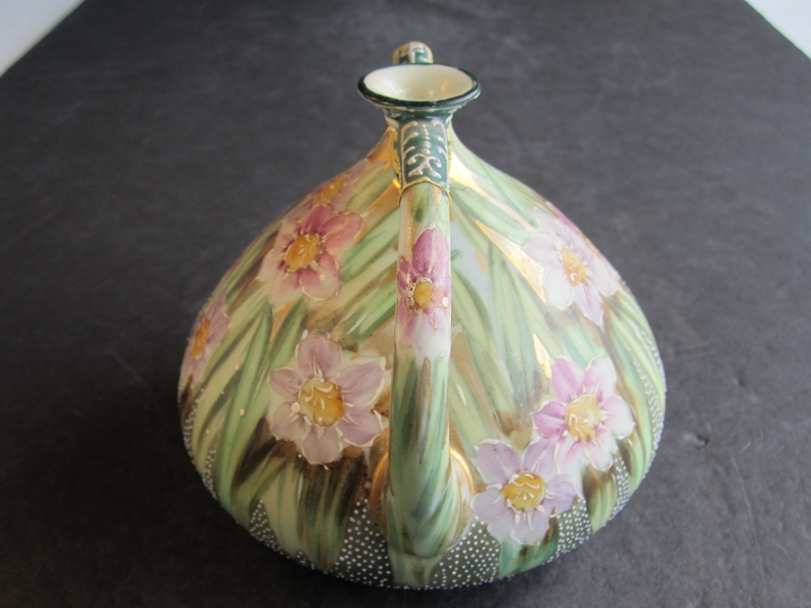 【草むらに散る小花の粒】オールドノリタケ 盛上 花文 両耳花瓶 金彩 - 画像 (2)