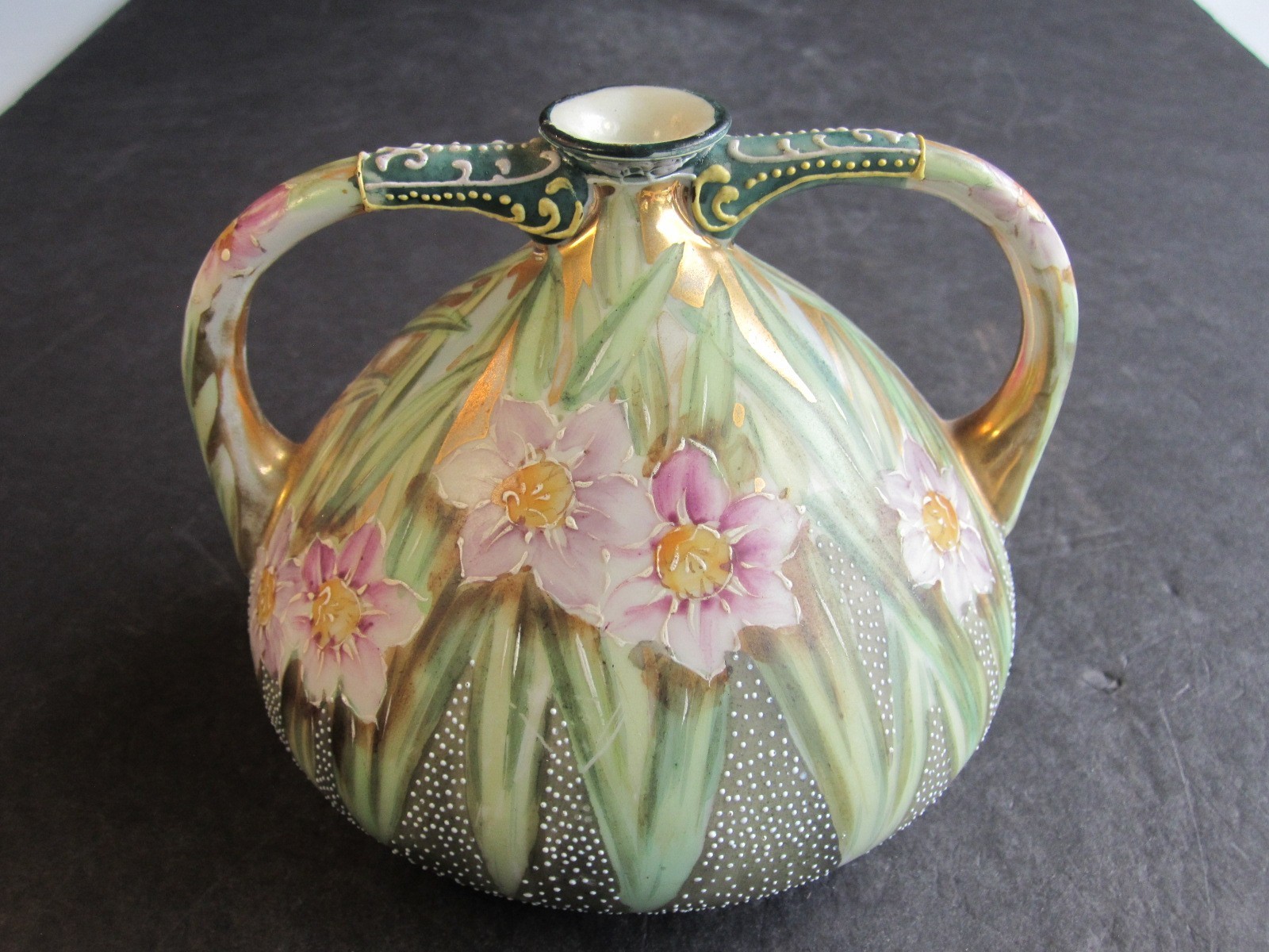 【草むらに散る小花の粒】オールドノリタケ 盛上 花文 両耳花瓶 金彩 - 画像 (3)
