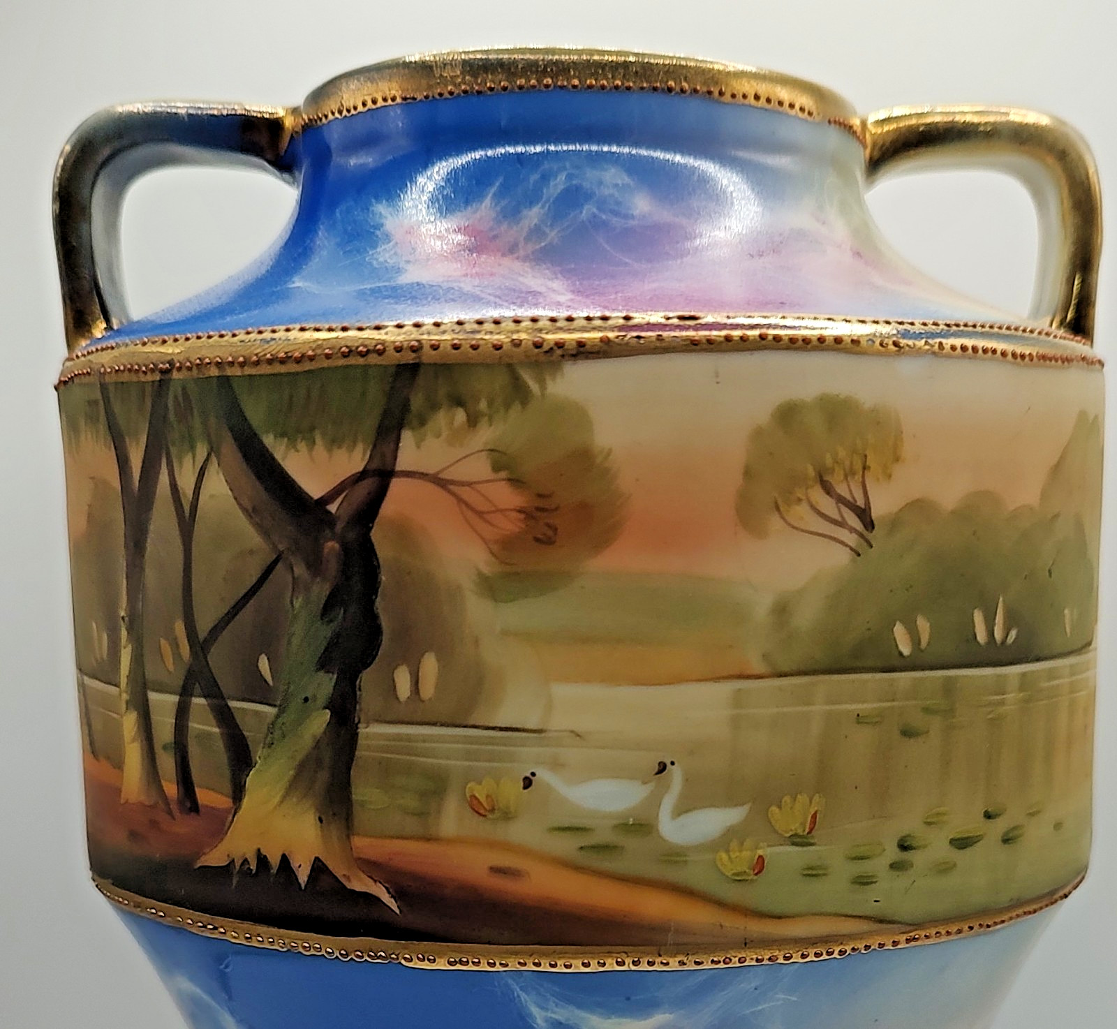 【湖をすべる二羽の白鳥】オールドノリタケ ラスター彩 風景文 両耳花瓶 金彩 - 画像 (2)