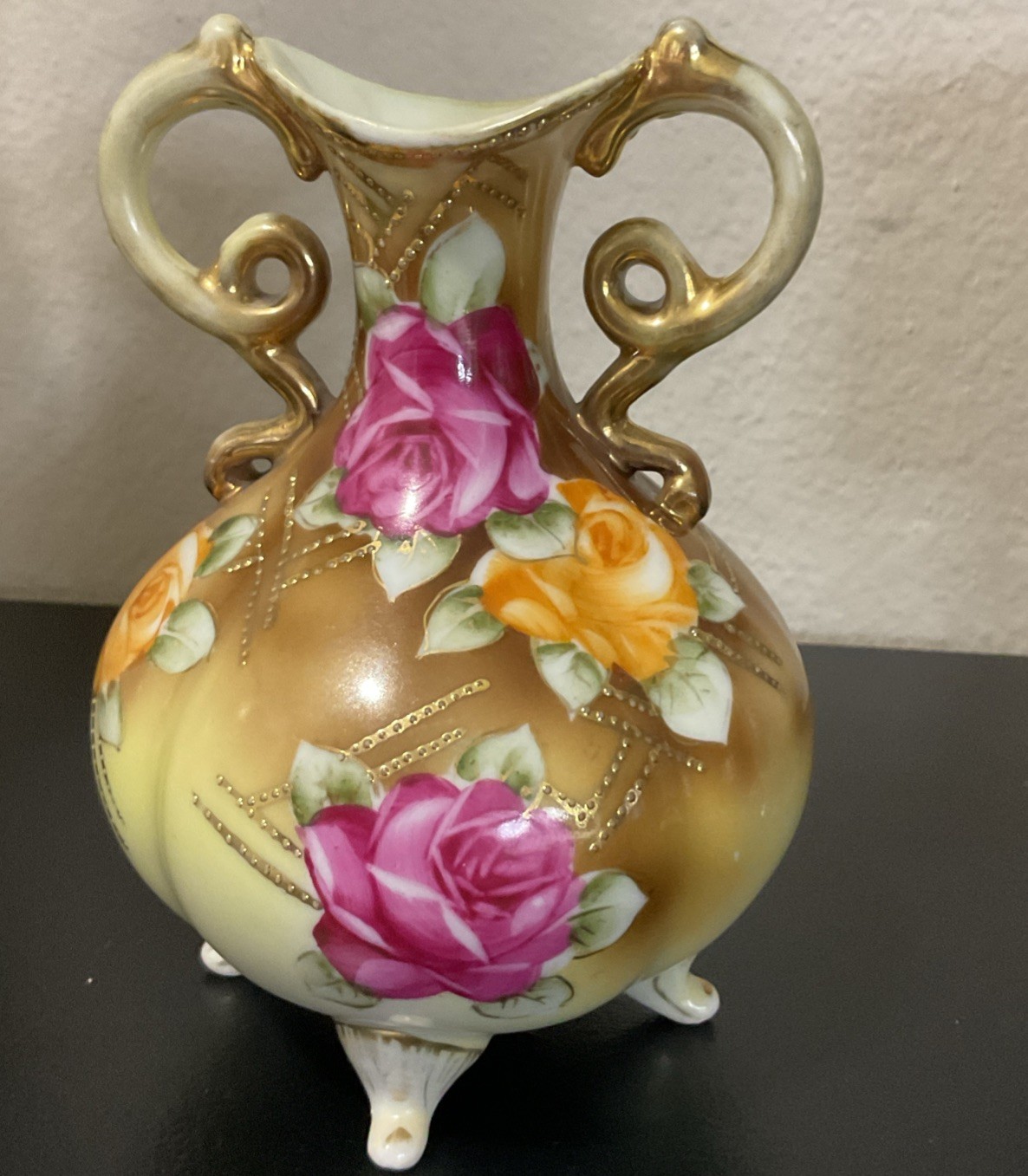 【足もとに咲きそろう薔薇】オールドノリタケ 薔薇文 三足 両耳花瓶 金彩 - 画像 (2)