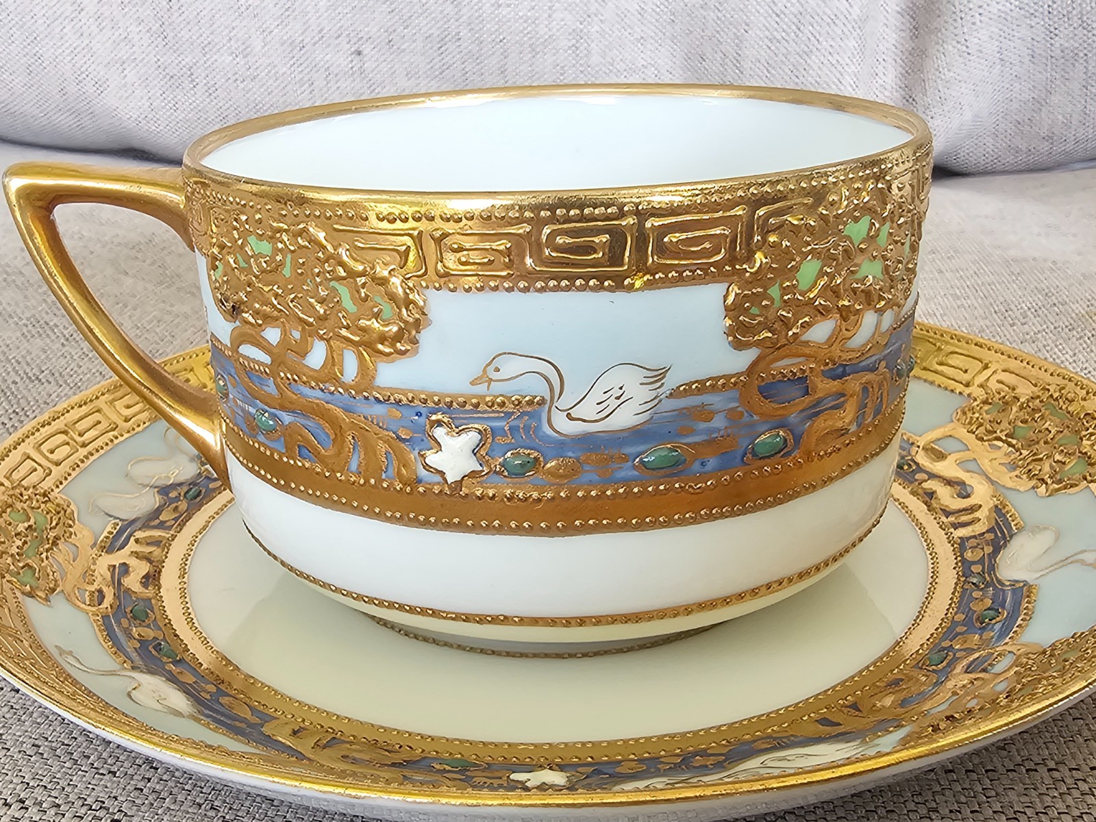 【白鳥およぐ金の水辺】オールドノリタケ 金盛 白鳥文 カップ&ソーサー ジュエル装飾 - 画像 (2)