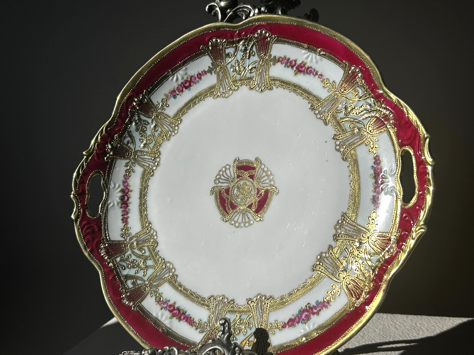 【臙脂に映える金の薔薇飾り】オールドノリタケ 金盛 薔薇文 飾皿 金彩 - 画像 (3)