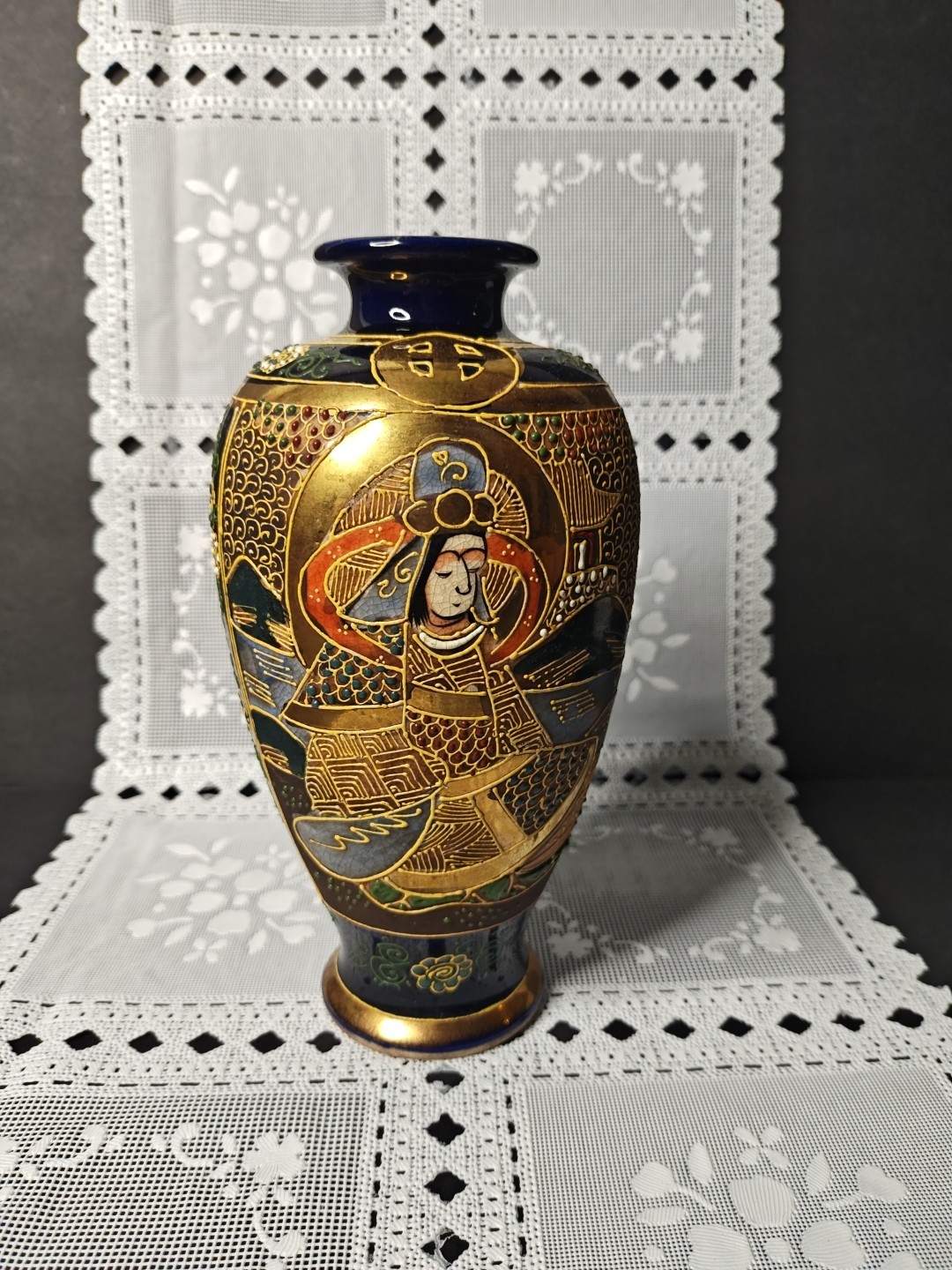【金襴の聖者が静かに座す】薩摩焼 盛上 人物文 花瓶 金彩 - 画像 (2)