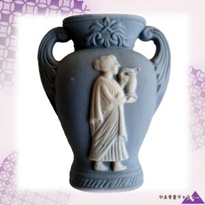 【掌中にひそむ古代の静けさ】ウェッジウッド風 女性文 双耳花瓶 浮彫