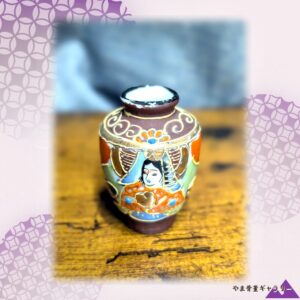 【掌にのる金彩の面差し】薩摩 盛上 人物文 花瓶 金彩