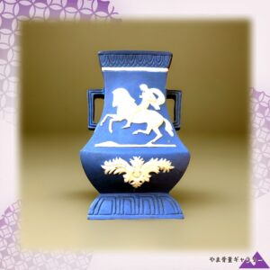 【白馬駆ける古代の一景】ウェッジウッド風 騎馬人物文 双耳花瓶 浮彫