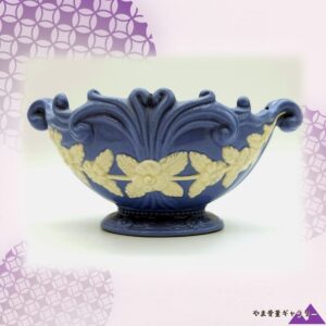 【水色に白花のレリーフ】ウェッジウッド風 花文 舟形花器