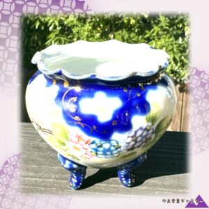 【藍がにじみ花が咲きこぼれる】コバルト 手描き 花文 三脚 飾鉢 金彩