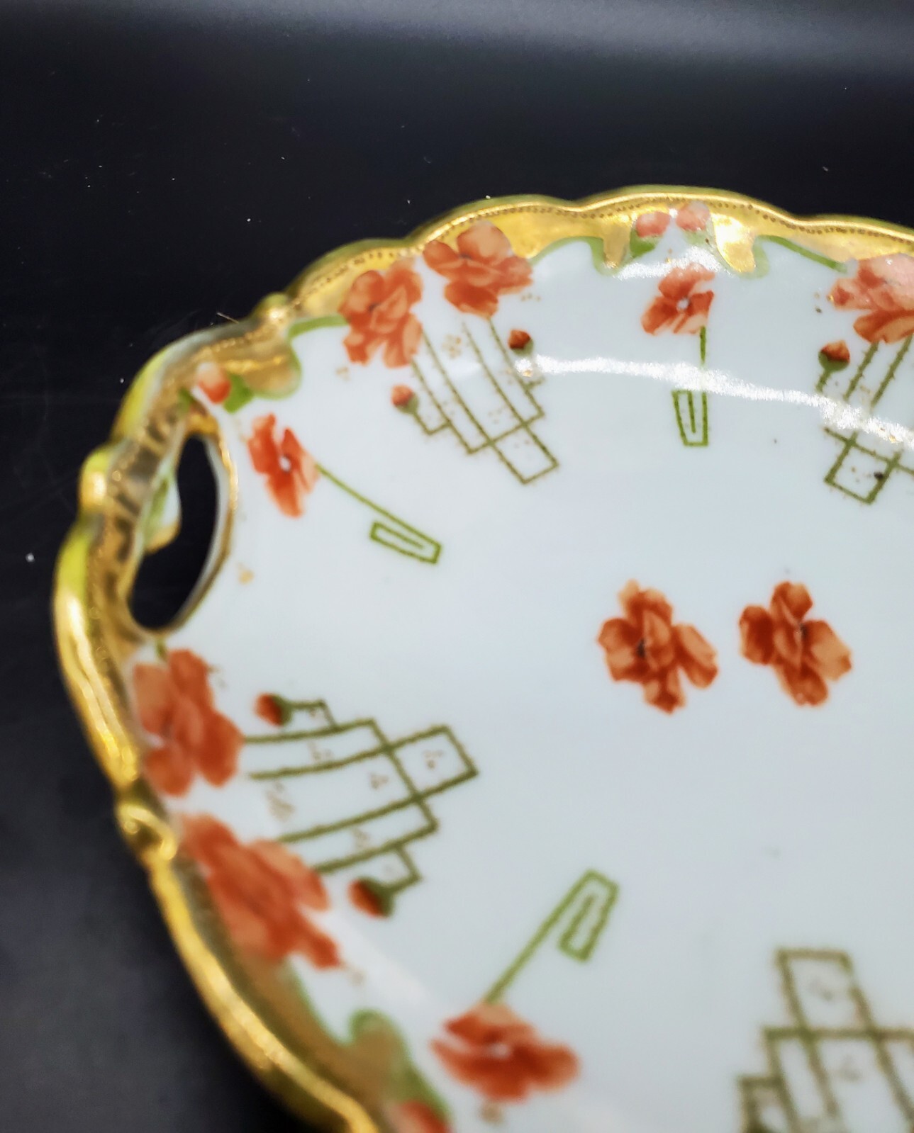 【朱の小花が金の縁に舞う】オールドニッポン ビーディング 花文 手付皿 金彩 - 画像 (3)