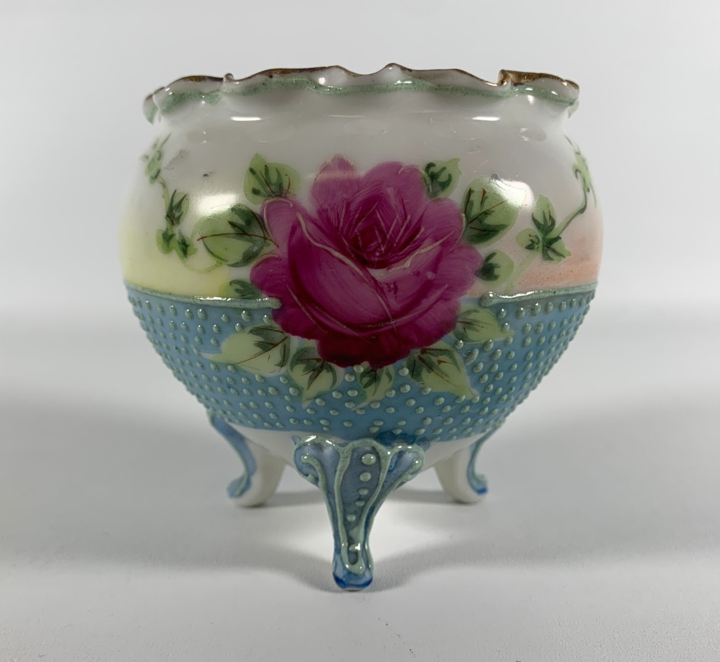 【薔薇と青い粒がふちどる】オールドノリタケ 盛上 薔薇文 三脚 飾鉢 金彩 - 画像 (3)
