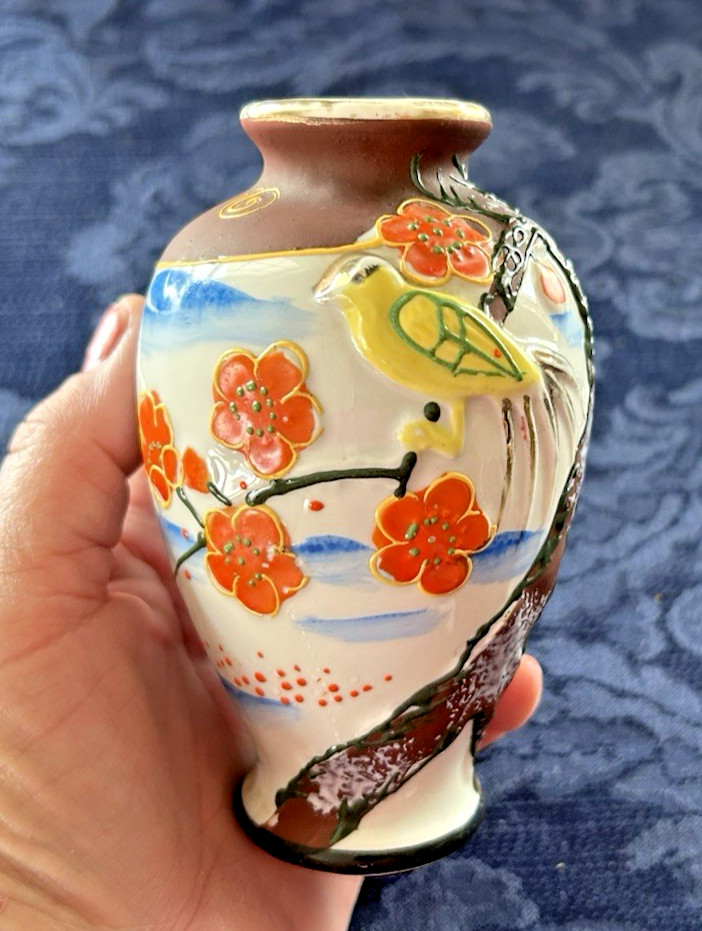 【盛上の小鳥が枝にとまる】オールドノリタケ 盛上 梅に小禽文 花瓶 色絵 - 画像 (2)