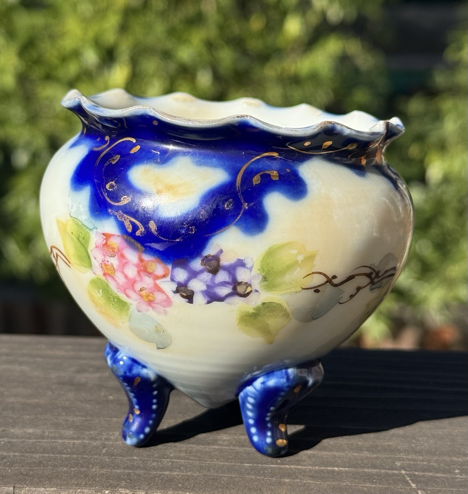 【藍がにじみ花が咲きこぼれる】コバルト 手描き 花文 三脚 飾鉢 金彩 - 画像 (2)