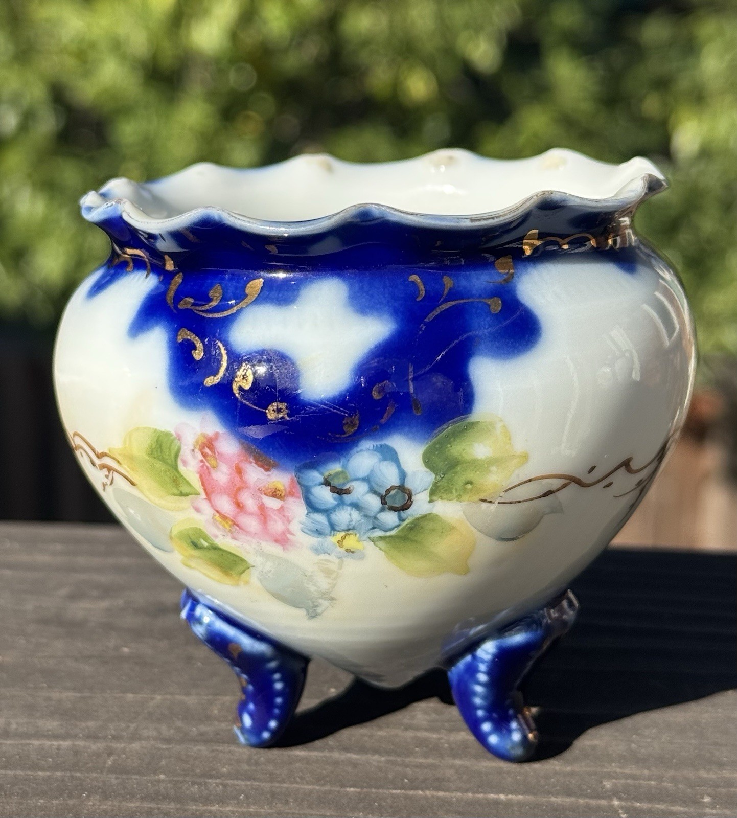 【藍がにじみ花が咲きこぼれる】コバルト 手描き 花文 三脚 飾鉢 金彩 - 画像 (3)