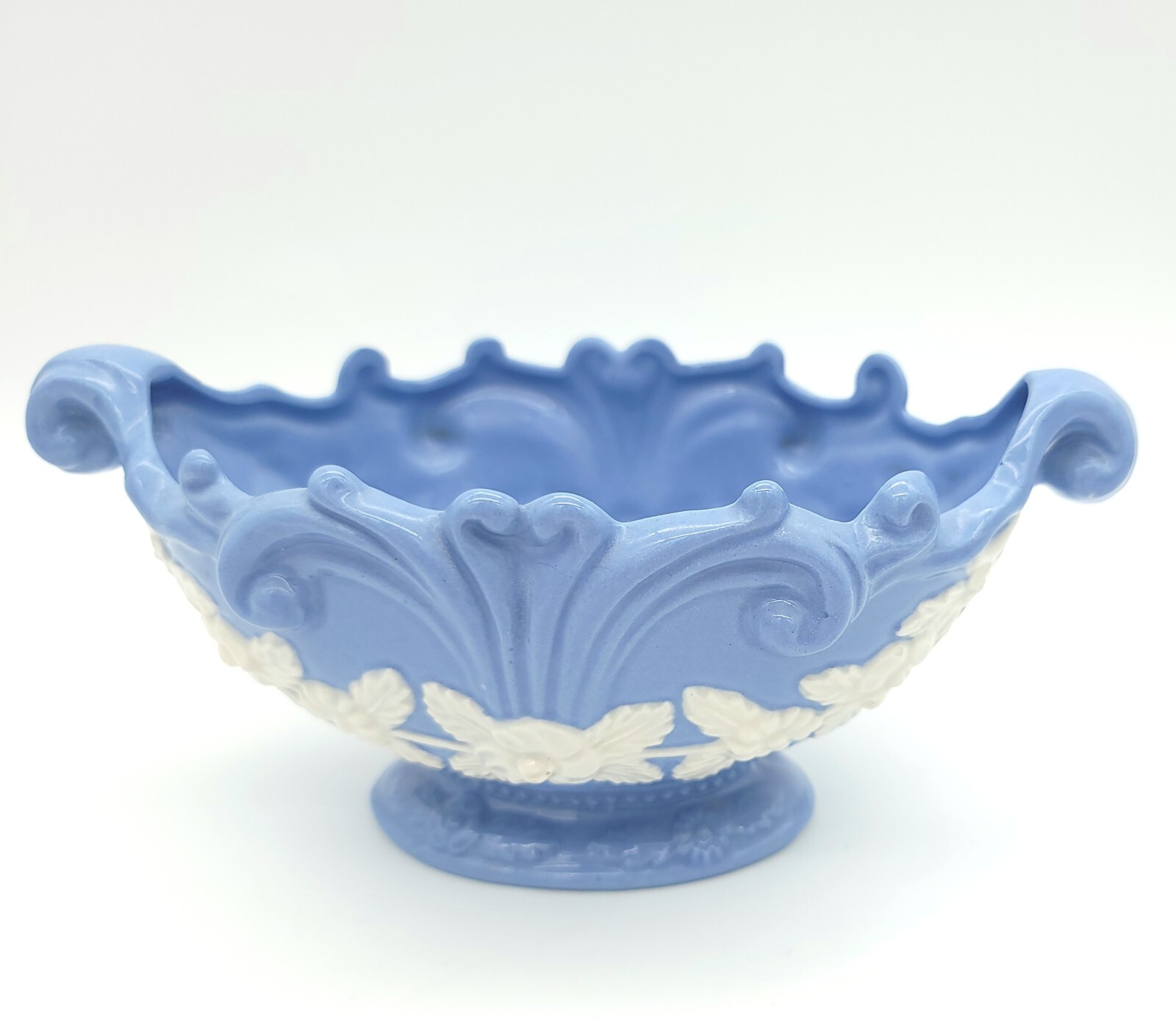 【水色に白花のレリーフ】ウェッジウッド風 花文 舟形花器 - 画像 (2)