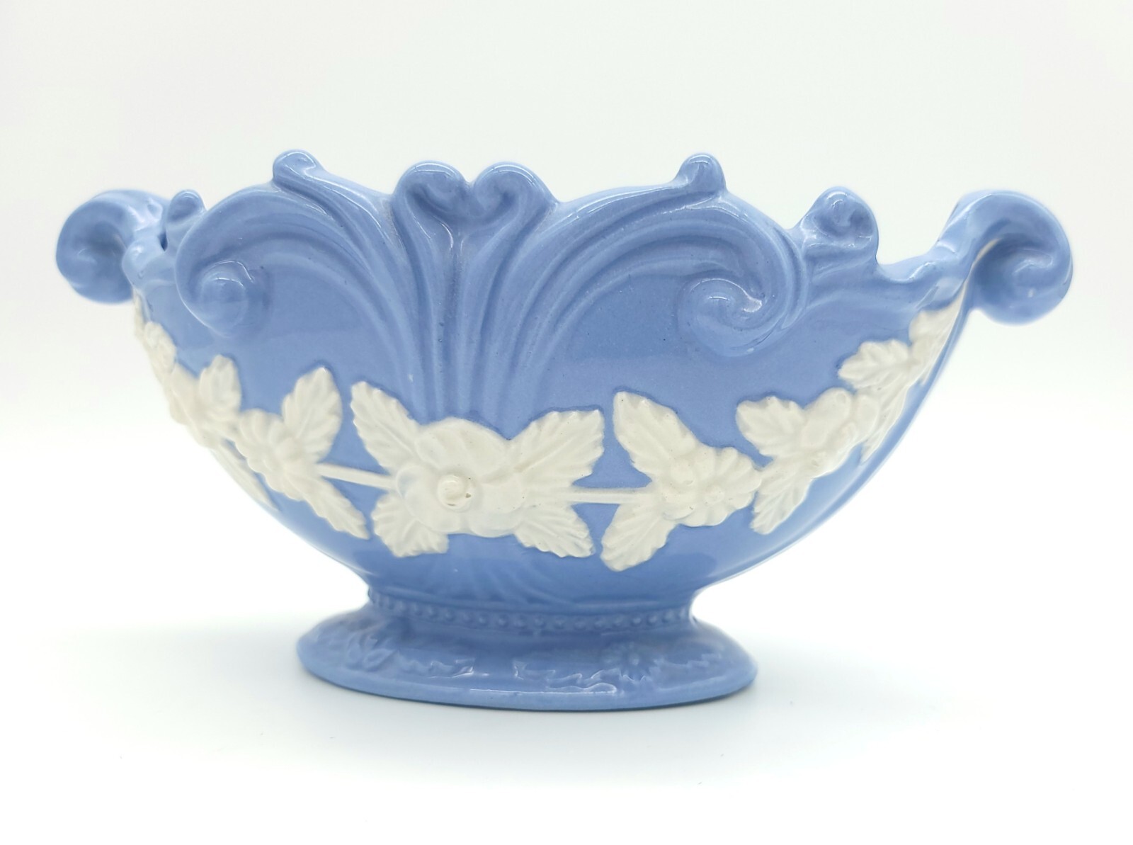 【水色に白花のレリーフ】ウェッジウッド風 花文 舟形花器 - 画像 (3)
