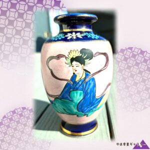 【桃色の霞に憩う女性】薩摩 色絵金彩 美人文 花瓶
