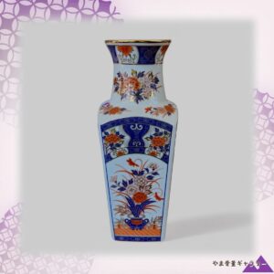 【白磁に立つ藍と朱の花束】伊万里風 色絵金彩 花文 角花瓶