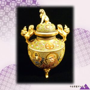 【香の煙を守る金の唐獅子】薩摩焼 盛上 人物文 三足香炉 金彩 唐獅子摘み