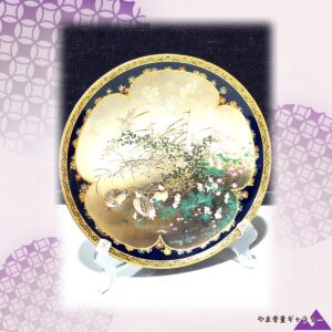 【薄の根方に三羽の鶉】薩摩焼 錦光山 コバルト金彩 秋草に鶉文 飾皿