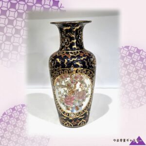 【金の蔓が抱く花鳥の窓】ロイヤル薩摩 色絵金彩 花鳥文 花瓶 白盛