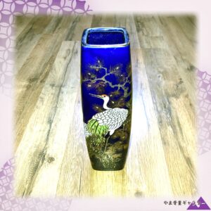 【松風のなかで鶴が首を伸ばす】コバルト金彩 松に鶴文 角花瓶