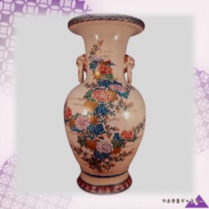 【牡丹がひらく白の余白】薩摩焼 色絵 牡丹菊文 双耳花瓶 金彩