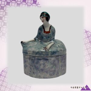 【膝を伸ばして休む娘】オールドノリタケ デコレディ ラスター彩 婦人像 パウダーボックス