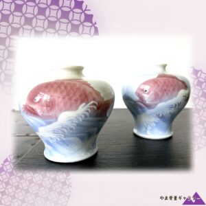 【波間に鯉がひるがえる】釉下彩 鯉 波濤文 小花瓶 染付