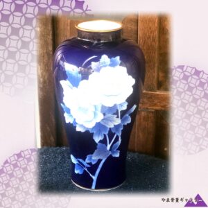 【瑠璃の闇にひらく白牡丹】瑠璃釉 白牡丹文 花瓶 金彩
