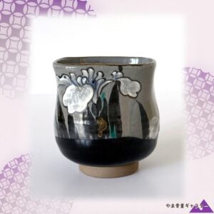 【灰の野に白花が立つ】色絵 杜若文 湯呑 金彩 木箱付
