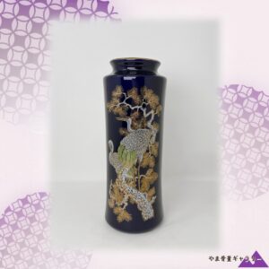 【金の松に守られた白い鶴】コバルト金彩 松に鶴文 花瓶 色絵