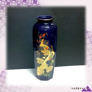 【藍が水色へほどける空】コバルト金彩 孔雀紅梅文 六角花瓶