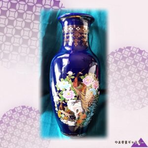 【牡丹の茂みに立つ孔雀】コバルト金彩 孔雀に牡丹文 花瓶 色絵