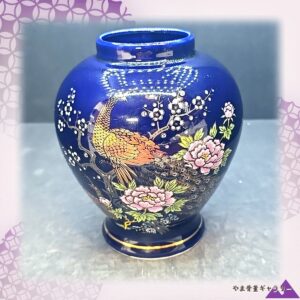 【白梅の粒が灯りを弾く】コバルト 盛上 孔雀梅牡丹文 壺形花瓶 金彩