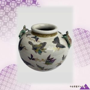 【白い壷に蝶が降り積もる】薩摩焼 高浮彫 蝶文 壷 色絵
