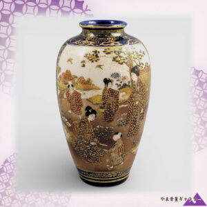【掌におさまる園遊の午後】薩摩焼 細密金彩 人物文 花瓶 盛上 瑠璃地
