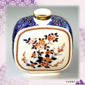 【白い窓にひらく紅梅と桜】伊万里様式 染付 色絵金彩 桜梅文 扁壷