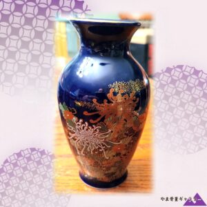 【金砂子の霞に浮かぶ大輪】コバルト金彩 菊花文 花瓶 金砂子
