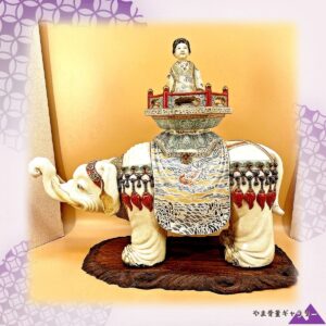 【白象が歩を止める】薩摩焼 色絵 象に人物 置物 金彩 木台付