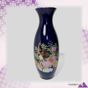 【藤色の牡丹に憩う番の孔雀】九谷 色絵金彩 孔雀双鳥文 花瓶