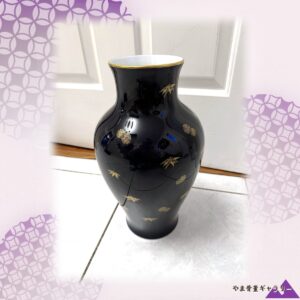 【漆黒の地にちらす金の菊】大倉陶園 瑠璃地 金彩 菊楓文 花瓶