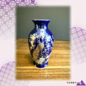 【桜の下でひらく白孔雀】コバルト金彩 孔雀桜文 花瓶