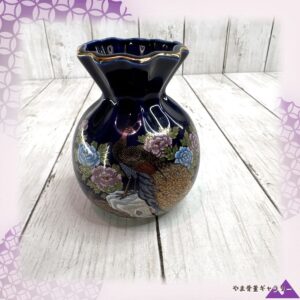【波打つ口縁に金がひかる】コバルト金彩 孔雀牡丹文 輪花口花瓶