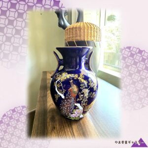 【枝を抜けてくる孔雀の尾】コバルト金彩 花鳥文 両耳花瓶 色絵