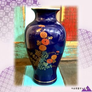 【藍に燃えうつる橙の菊】コバルト金彩 菊花文 花瓶