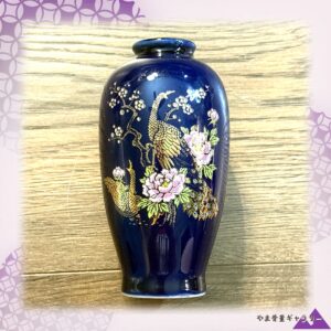 【指先ほどの瑠璃に春が来る】コバルト金彩 孔雀白梅文 小花瓶